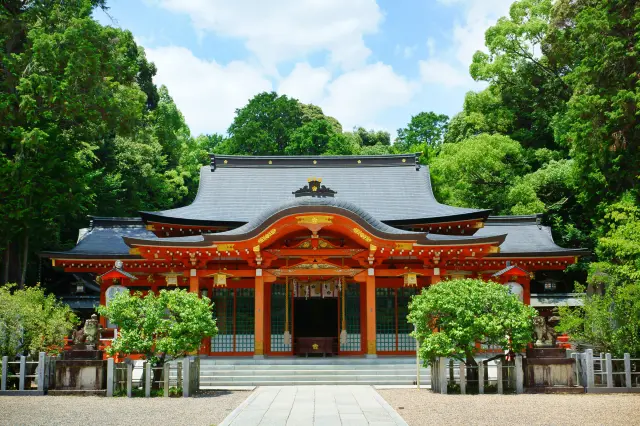 朱塗りが美しい本殿