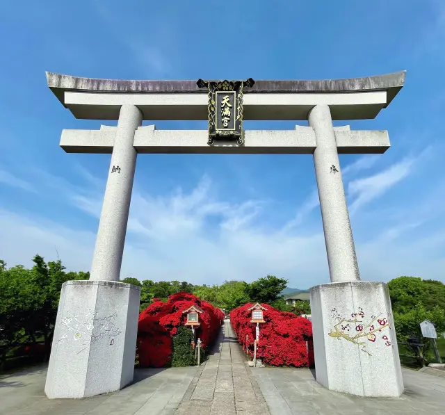 総御影石製の大鳥居も見どころ