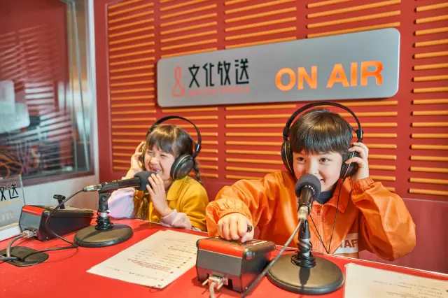 ラジオブースでヘッドセットをつけてアナウンサーに変身