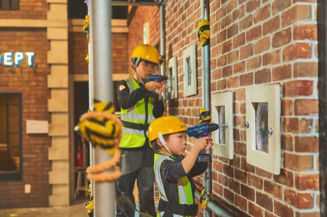 台風被害にあった街の道路を復旧させる建設エンジニア体験