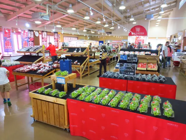 直売の農産物が並ぶ「マルシェいわふね」