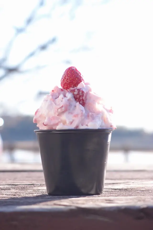 手作りジェラートも販売している