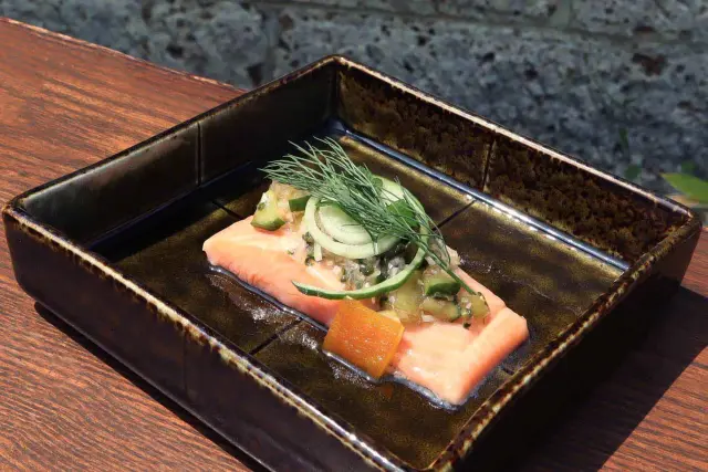 地元の食材や有機野菜等を用いた創造的な料理