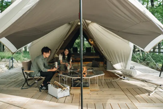 ベッドを設えたテントで気軽に泊まれるプランがある