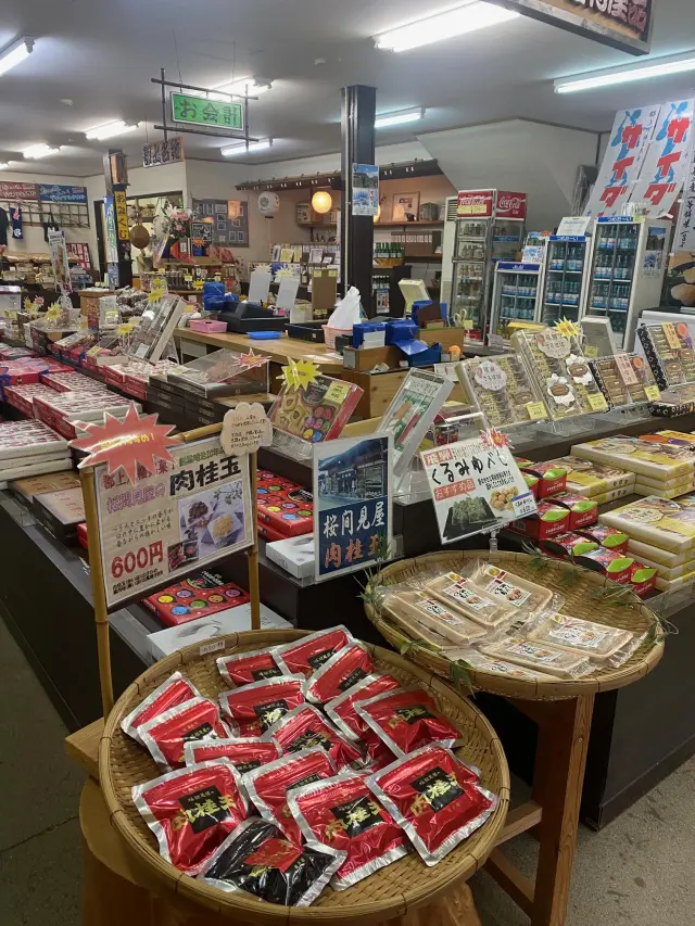 郡上八幡土産やオリジナル商品も揃う売店