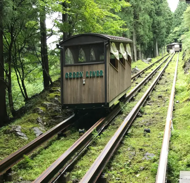 全国的にも珍しい木製ケーブルカーで鍾乳洞の入口へ