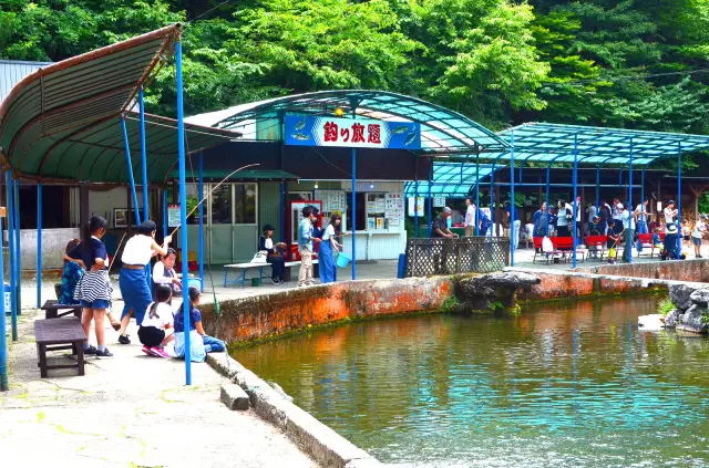 郡上八幡で一番大きな釣り堀を併設