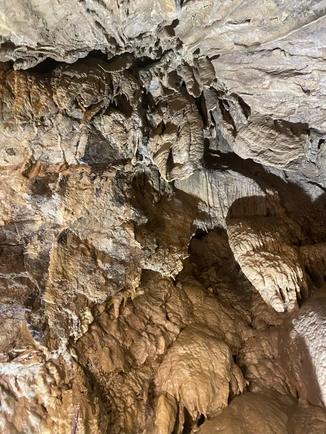 LED照明でライトアップされた鍾乳石は迫力満点