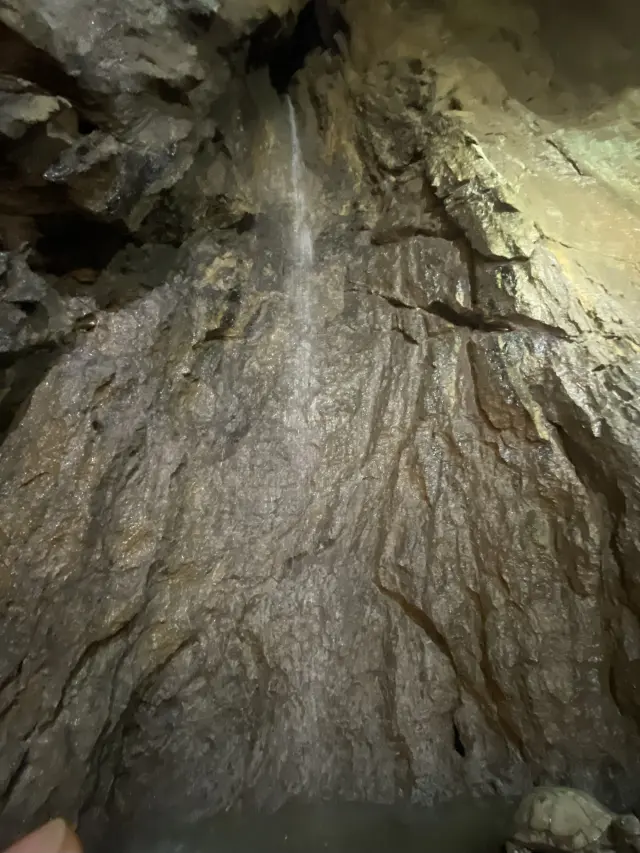 洞の最深部にある落差約30mの地底の大滝は日本最大