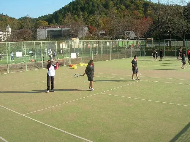 テニスコートも完備