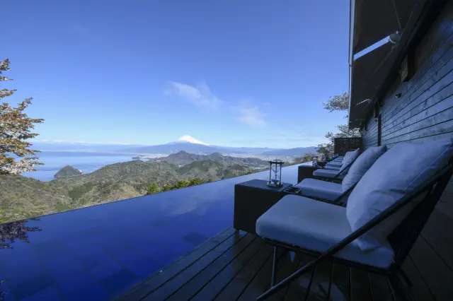 1オーダー制の「ザ・ウォーターラウンジ」からは水盤越しに絶景が楽しめる
※悪天候時には利用できない場合あり