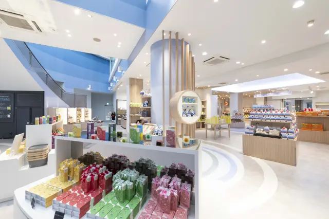 山麓には伊豆銘菓などが揃うショップのほかレストランも