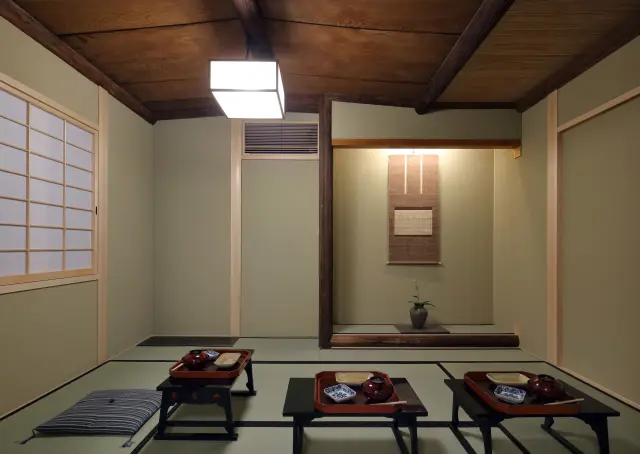 テーブル席のほか座敷も完備