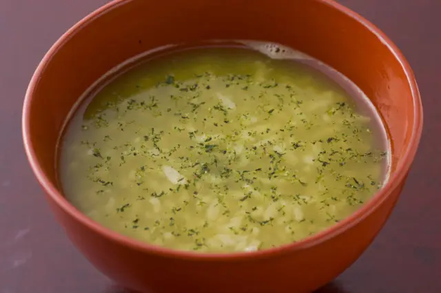 碾茶を使った若草色の茶がゆ