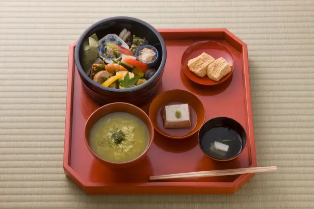 色鮮やかなおかずが付いた名物「茶がゆ弁当」
