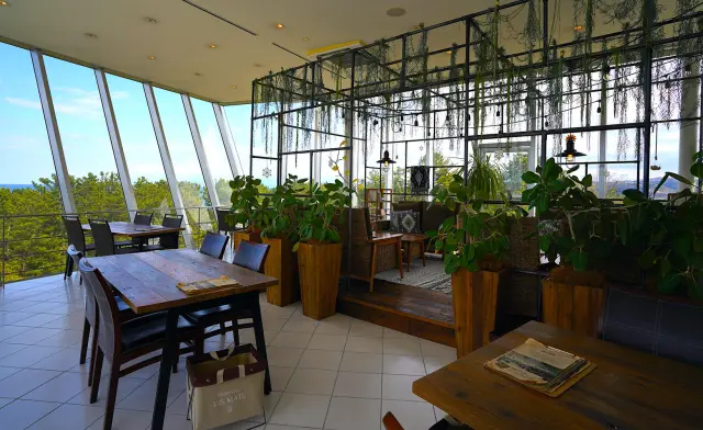 4階の展望レストランからは開放的な景色が広がる