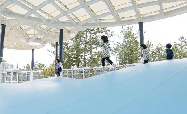 ふわふわドームでは飛んだり跳ねたりして楽しめる