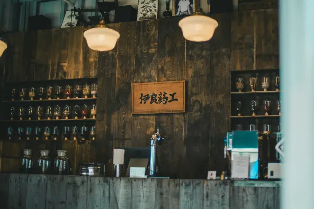 スパイスがずらりと並ぶヴィンテージ感のある店内