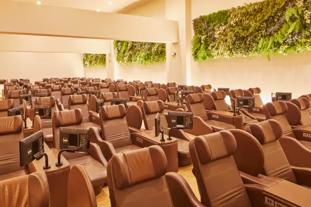 リクライニングシート完備のラウンジや女性専用エリアも充実