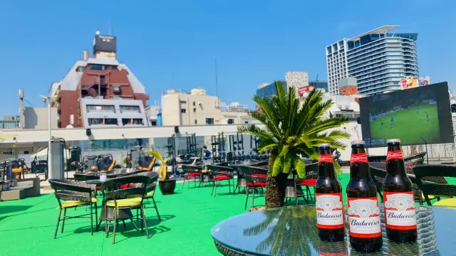 ジュースバーや屋上フィットネスエリアのある4階