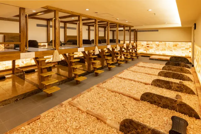 多彩なサウナと岩盤浴を完備、アウフグースやアロマヒーリングも