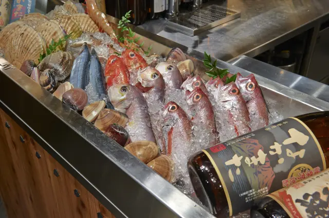 毎朝、築地から仕入れる数々の最高級鮮魚