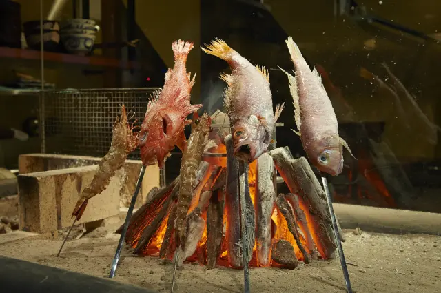 串に刺し、焚き火で焼く調理法を「原始焼き」という