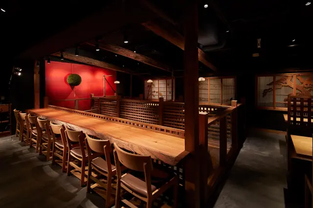 木製カウンターや格子戸が和の趣を演出