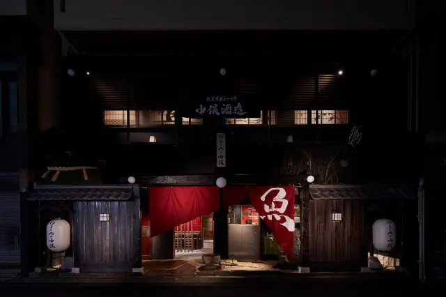 落ち着いた木目調のファサードと暖簾が印象的