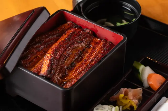 鰻を丸ごと1匹分使った贅沢な「うな重（上の松）」