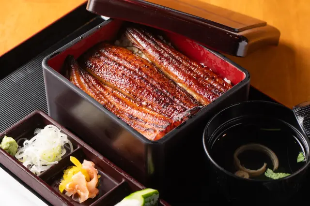 並・上・特上の3種の鰻を味わえる「食べ比べ重」