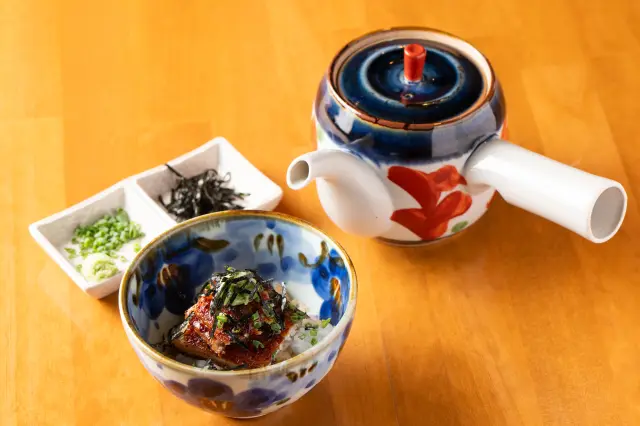 少し残した鰻重を「特製だしセット」でお茶漬けに