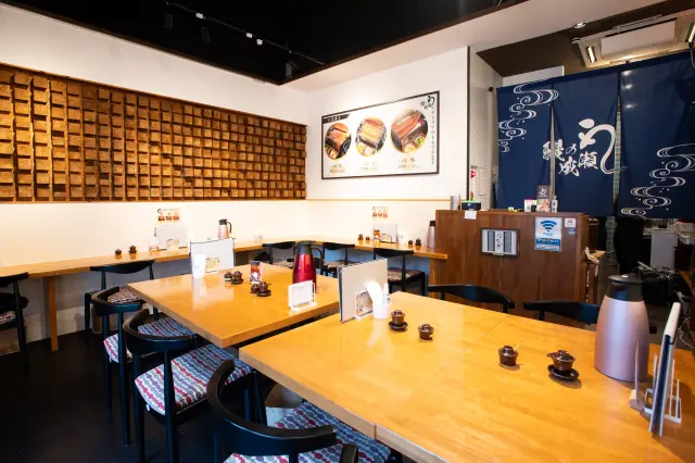 和の雰囲気が感じられる明るい店内