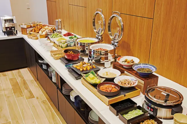 和洋の豊富なメニューが並ぶ朝食ブッフェ