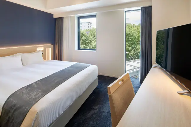 甲州街道やケヤキ並木に面した明るい客室