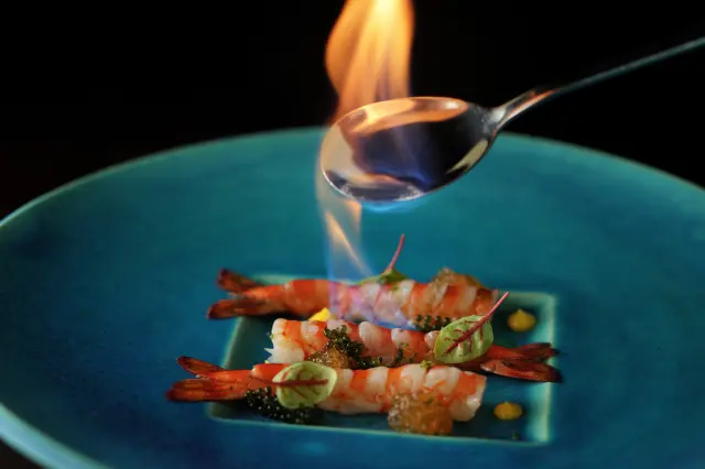 竹富島ならではの旬の食材を使用したディナーコースが人気