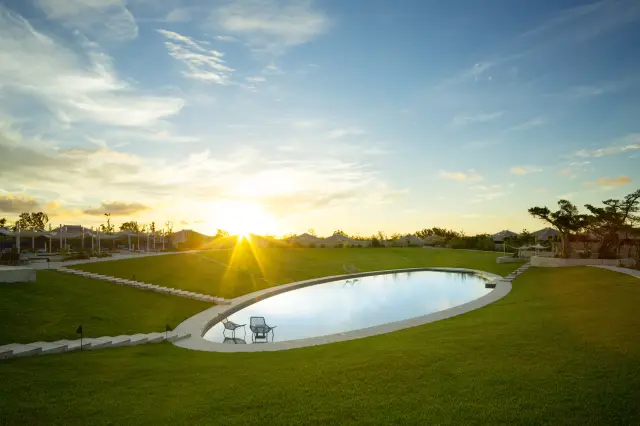 全長46メートルの楕円形プールは加温式で年中楽しめる