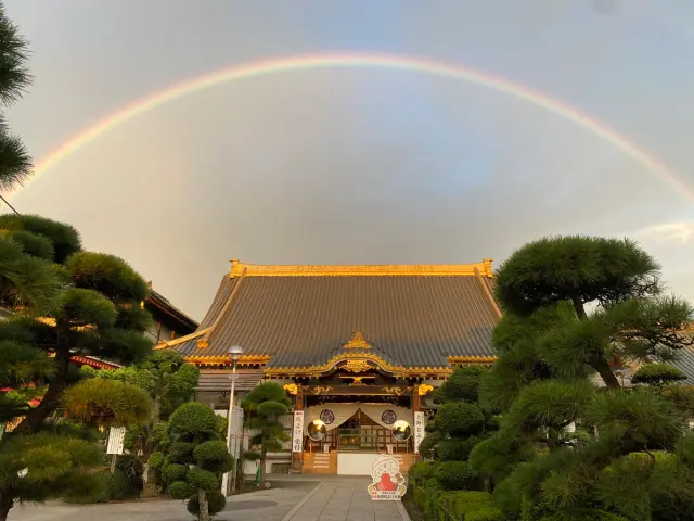 金の装飾が施された荘厳な「本堂」