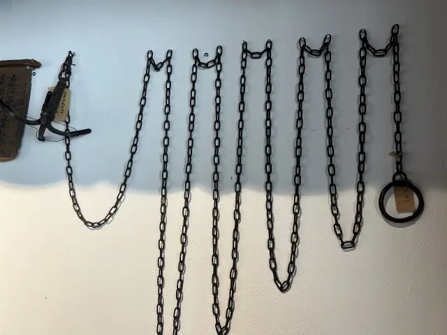 鍵部分を塀などに引っ掛けて上り下りする道具「鉤縄」