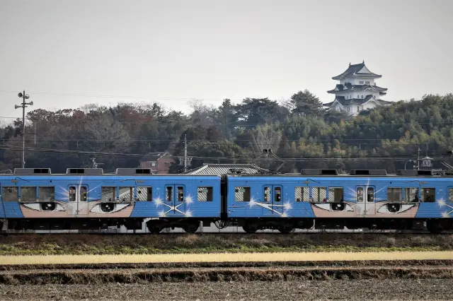 伊賀鉄道「忍者列車」と「伊賀上野城」