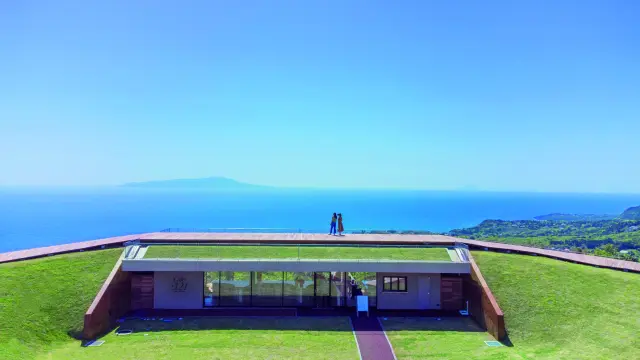 木製の遊歩道（ボードウォーク）がぐるりと囲み、遮るもののない絶景が楽しめる