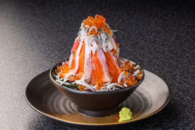 Kitchen・218では伊豆の美味が味わえるメニューが揃うほかおみやげの販売も