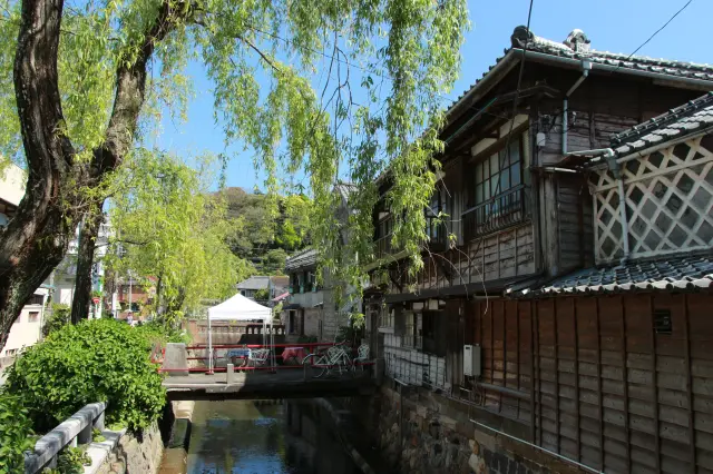 なまこ壁や伊豆石を使った建物が連なる