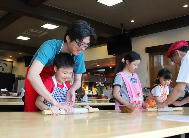 そば打ちにチャレンジできる体験工房