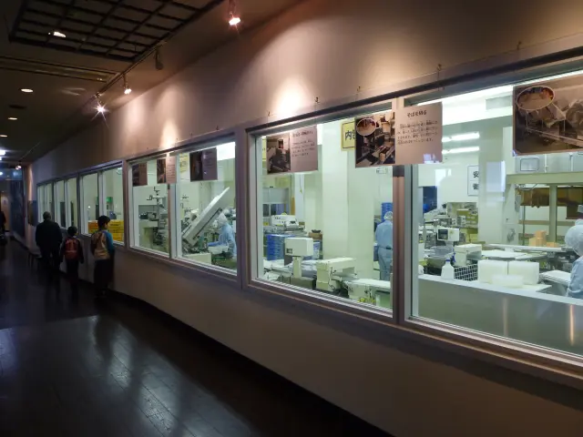 併設のそば工場や資料館も見学できる