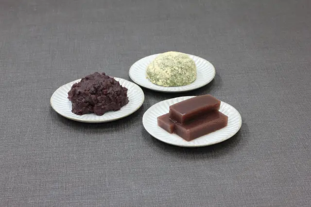 お菓子工房では自家製水ようかんやぼたもちを販売