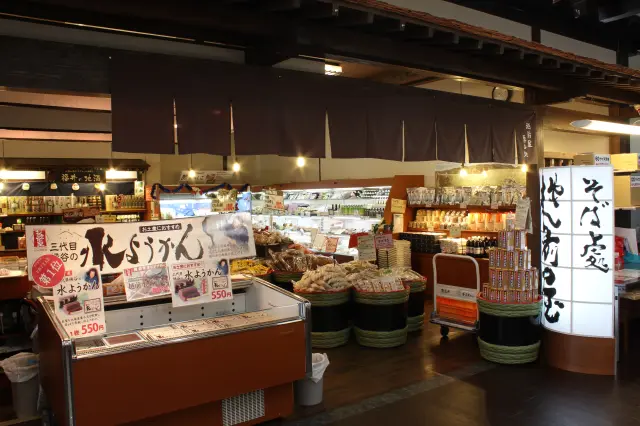 福井の名物、特産品を揃えた土産物コーナー