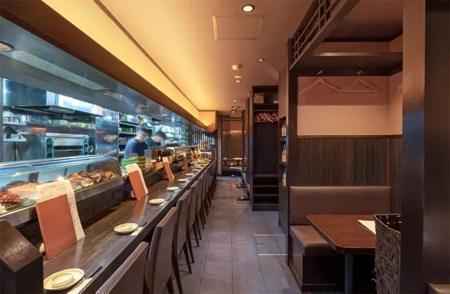 長いカウンター席のほかテーブルや掘りごたつ席も用意