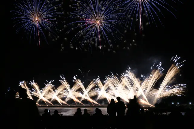 会場全体を活かした熱海湾ならではの構成