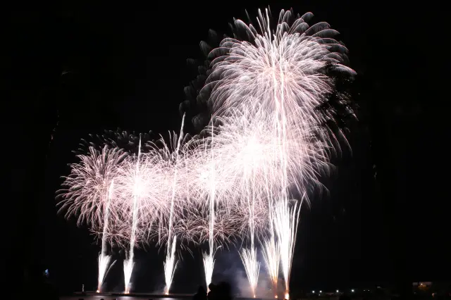 海辺に寝そべってゆったり見られるのも魅力